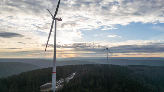 Eine der beiden Anlagen des Windparks Kälbling ist defekt. Rotorblätter und Maschinenhaus müssen zur Reparatur wieder abgebaut w Windpark Kälbling Beide