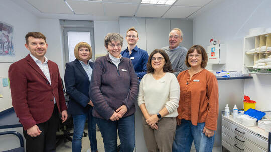 Die Laune ist gut, die Zukunft des Schwanner Ärztehaus erstmal gewiss: Straubenhardts Bürgermeister Helge Viehweg (von links) un