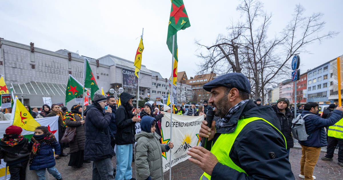 Mit Fahnen durch die Innenstadt: Eindrücke von der Rojava-Demo ...