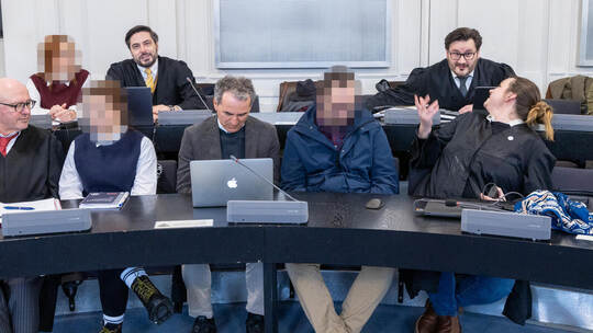 Vier Angeklagte, viele offene Fragen. Auch am zweiten Verhandlungstag konnte nicht geklärt werden, wer die Fixierung des verbran Prozess Brand Helios