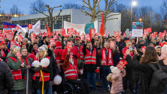 Massenprotest bei Neff in Bretten. Die über 2000 Teilnehmer zeigten dem Bosch-Management symbolisch die rote Karte. Lucas Röhr
