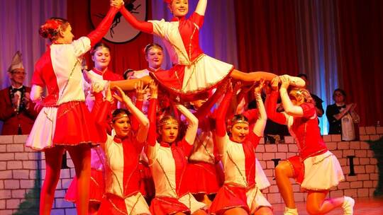 Tänzerische Klasse: Die große Garde der Klemmer zeigt höchste Konzentration wie hier und bei vielen Tanzschritten. J. Keller