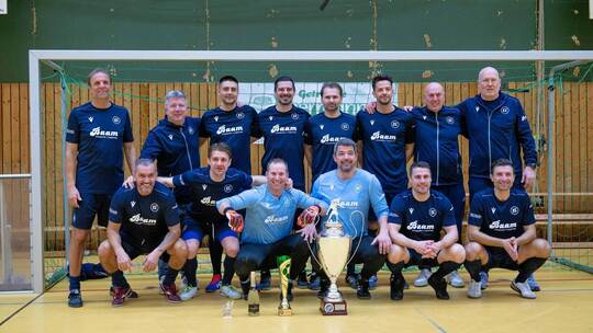 Der Karlsruher SC feiert mit Pokal und strahlenden Gesichtern den dritten Sieg des CfR-Alt-Herren-Turniers in Folge. Peter Hennr