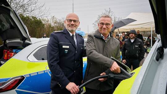 Polizei testet E-Autos auf Autobahnen und Ladesäule