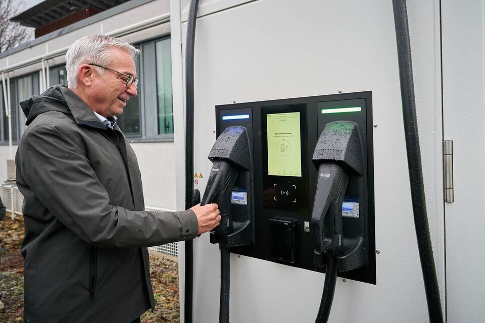 Polizei testet E-Autos auf Autobahnen und Ladesäule