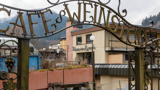 Bereits zum zweiten Mal wurde das ehemalige Hotel Valsana von der Polizei durchsucht. Archivfoto: Röhr