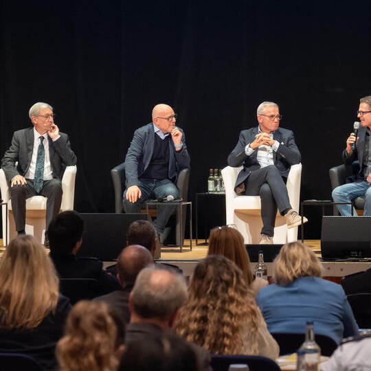 Als Leiter des Straßenverkehrs- und Ordnungsamts Enzkreis redete Oliver Müller (mit Mikro) bei einer Podiumsdiskussion im Pforzh Verkehrssicherheitskonferenz CCP