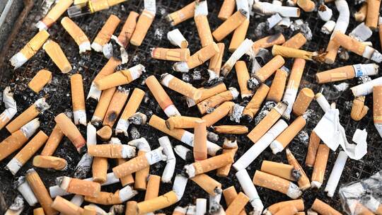 Zigarettenkippen in Aschenbecher