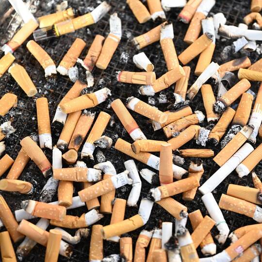 Zigarettenkippen in Aschenbecher