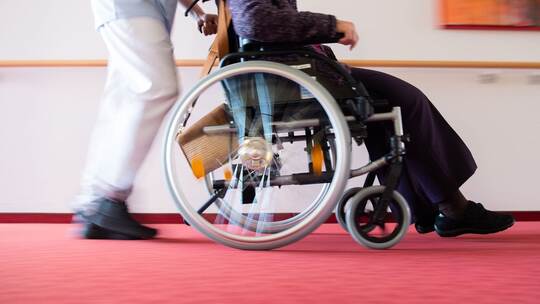 Sozialer Pflichtdienst? Dreiviertel in Umfrage dafür