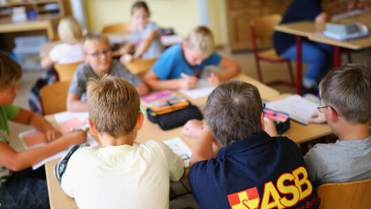 Die Schulkindbetreuung, hier ein Symbolfoto, schlägt Wellen im Landratsamt in Calw. dpa/Hanschke Der ASB begrüßt das Gesetz zur ganztägigen Förderung