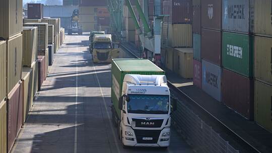 Umfrage: Situation von Unternehmen leicht verbessert