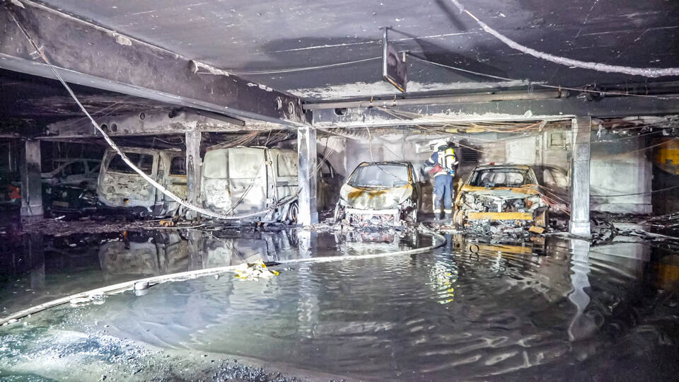 Großbrand in Tiefgarage der Altstadt - 8 Fahrzeuge, darunter und ein E-Auto brennen - Bewohner evakuiert