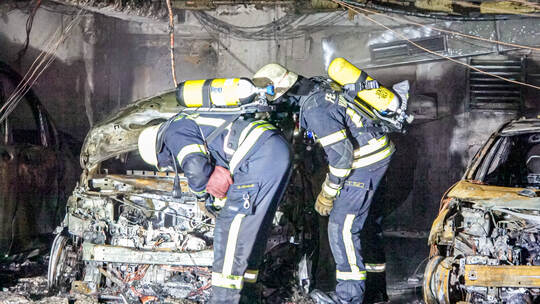 Großbrand in Tiefgarage der Altstadt - 8 Fahrzeuge, darunter und ein E-Auto brennen - Bewohner evakuiert