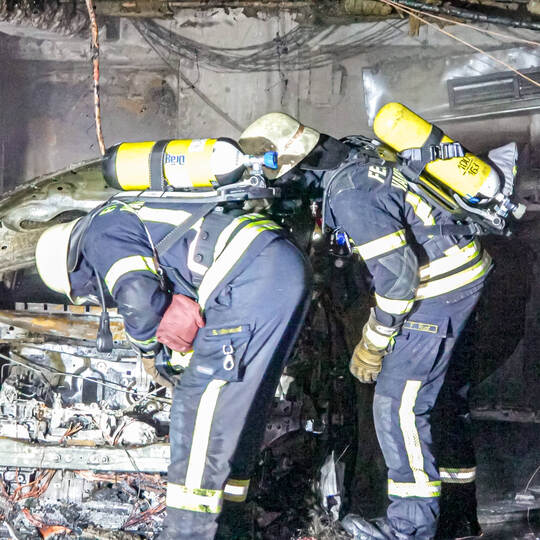 Großbrand in Tiefgarage der Altstadt - 8 Fahrzeuge, darunter und ein E-Auto brennen - Bewohner evakuiert