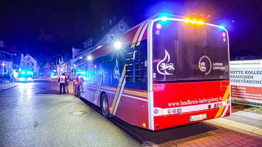 Großbrand in Tiefgarage der Altstadt - 8 Fahrzeuge, darunter und ein E-Auto brennen - Bewohner evakuiert