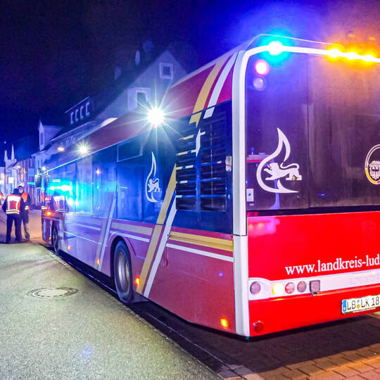 Großbrand in Tiefgarage der Altstadt - 8 Fahrzeuge, darunter und ein E-Auto brennen - Bewohner evakuiert