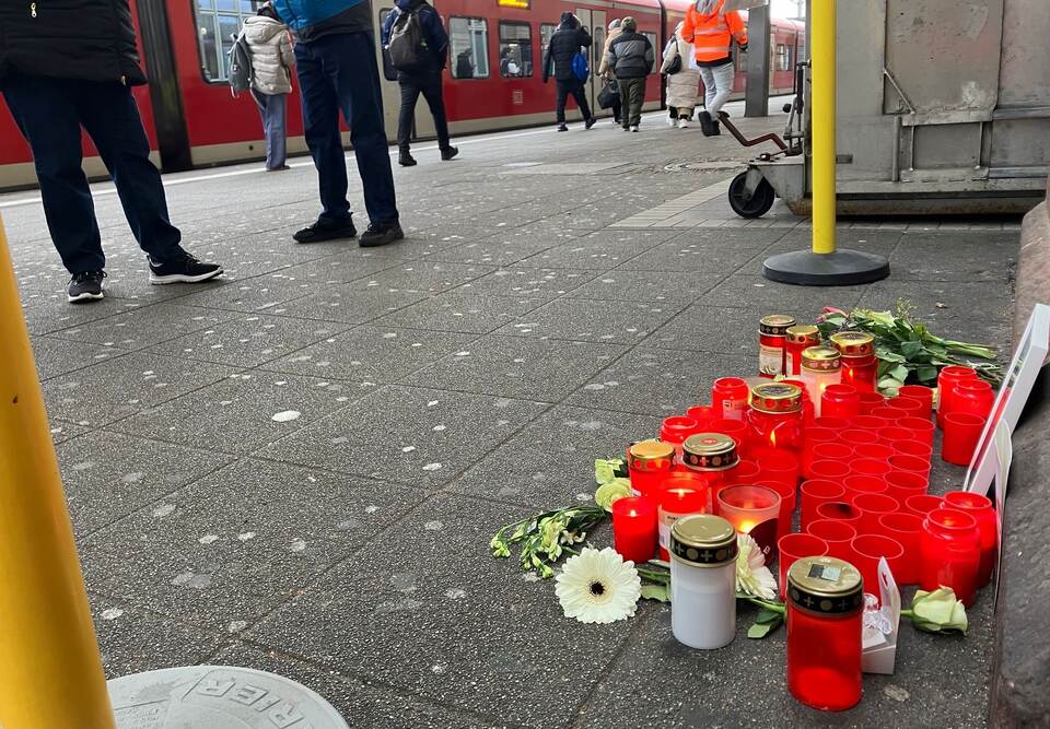 Zugbegleiter stirbt nach Angriff bei Ticketkontrolle Zugbegleiter stirbt nach Angriff bei Ticketkontrolle