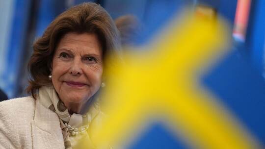 Königin Silvia von Schweden besucht Demenzstation