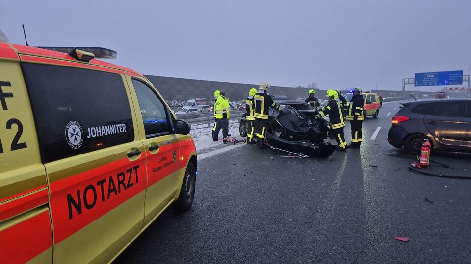 Unfallserie auf glatter A10 mit zahlreichen Verletzten