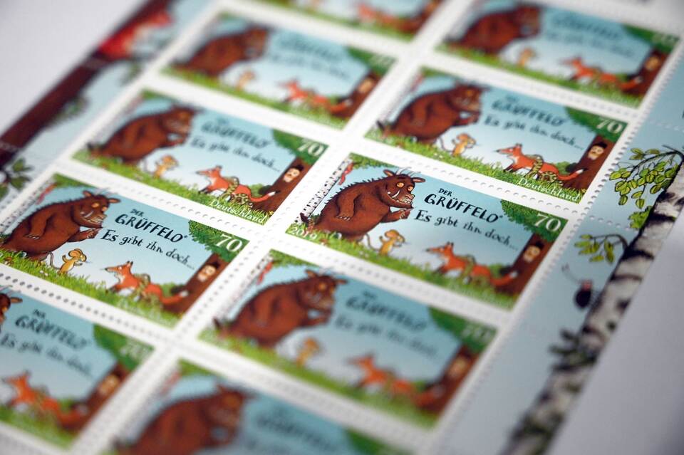 Illustrator Axel Scheffler präsentiert Sonderbriefmarke