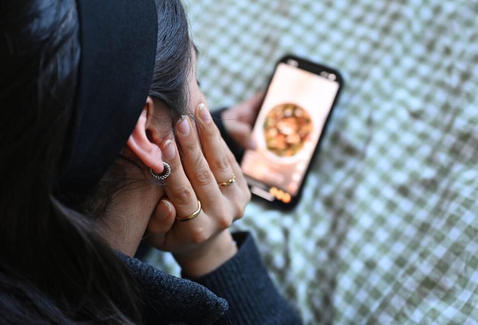 Junge Frau mit Smartphone Junge Frau mit Smartphone