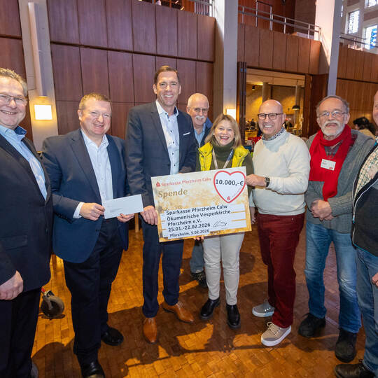 Die Spende der Sparkasse über 10.000 Euro sichert einen Teil des diesjährigen Vesperkirche-Etats von rund 250.000 Euro. Das freu Spende Sparkasse Vesperkirche