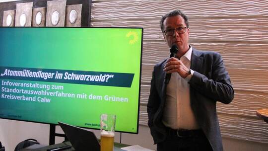 Der Grünen-Bundestagsabgeordnete Harald Ebner erläutert im Clubhaus in Calmbach die Standortsuche für ein Endlager. Ulrike Knöll