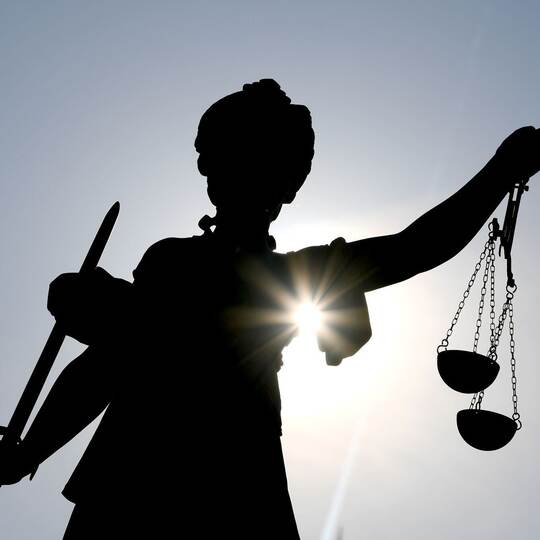 Justizia im Gegenlicht