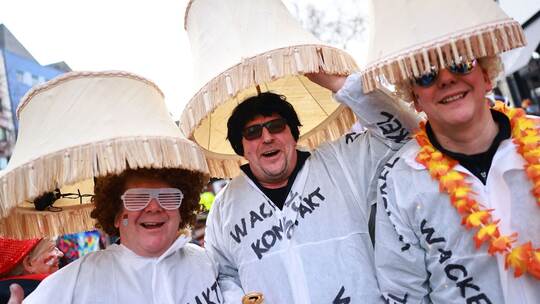 Weiberfastnacht im Rheinland - Beginn des Straßenkarnevals