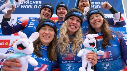 US-Rodlerin Sophia Kirkby (2.v.l.)