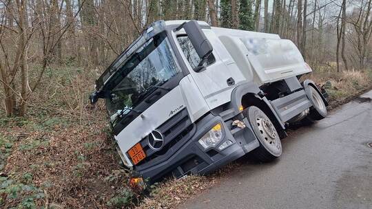 Tanklastzug von Fahrbahn abgekommen