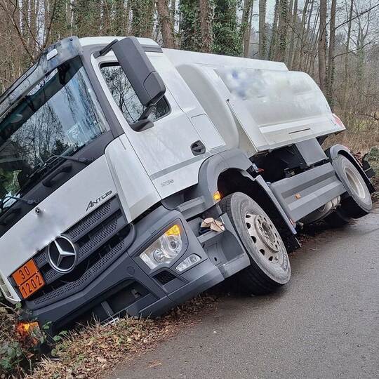 Tanklastzug von Fahrbahn abgekommen