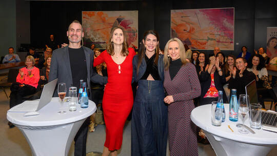 Sie plaudern professionell vor Publikum: Podcaster Sebastian Seibel, mit den Interviewten Stina Spiegelmann und Jasmina Jovy sow