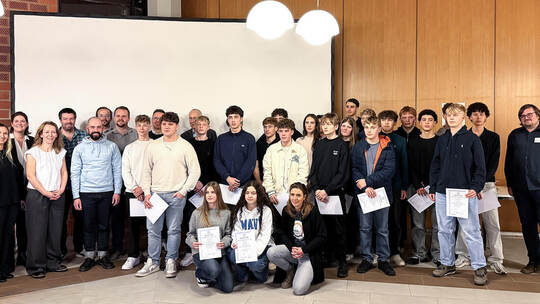 DigitalSchoolStory: Die Schüler nehmen ihre Zertifikate entgegen. Das Projekt hat gezeigt, wie zeitgemäße Bildung aussehen kann.