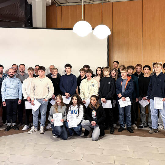 DigitalSchoolStory: Die Schüler nehmen ihre Zertifikate entgegen. Das Projekt hat gezeigt, wie zeitgemäße Bildung aussehen kann.