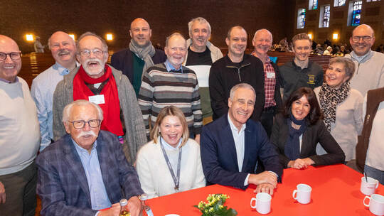 Frank Johannes Lemke, Vorsitzender der Ökumenischen Vesperkirche (links), und das Orga-Team Rudi Mehl (Vierter von links), Gaby Sponsoren Vesperkirche