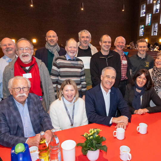 Frank Johannes Lemke, Vorsitzender der Ökumenischen Vesperkirche (links), und das Orga-Team Rudi Mehl (Vierter von links), Gaby Sponsoren Vesperkirche