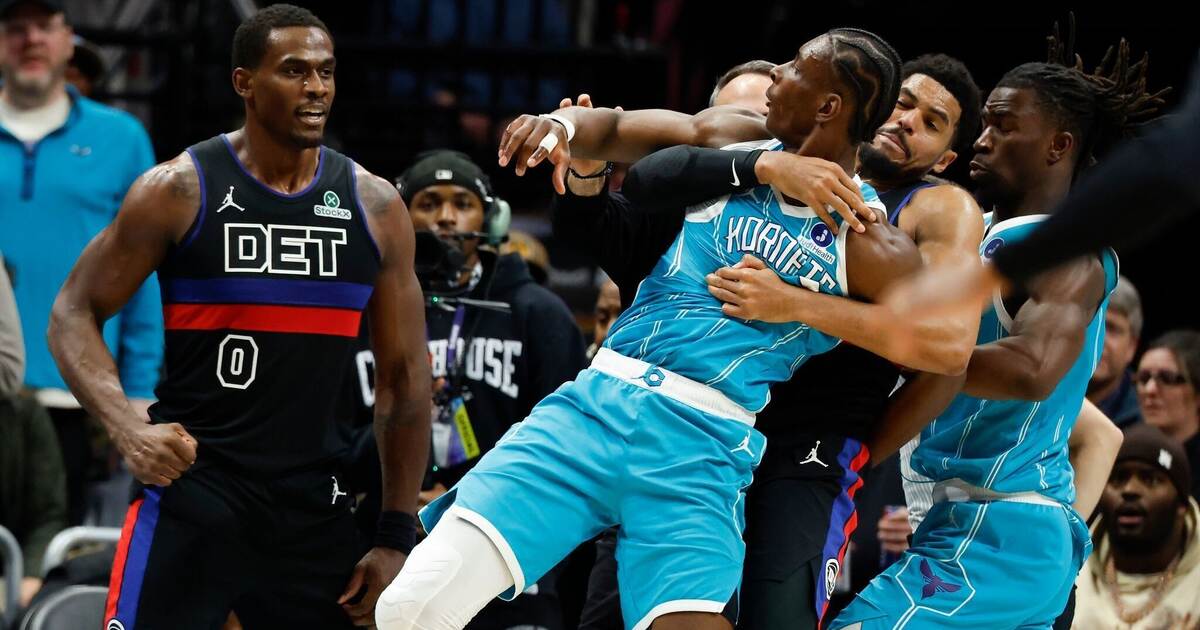 NBA のワイルドなシーン – 選手同士が攻撃 – 世界中のスポーツ