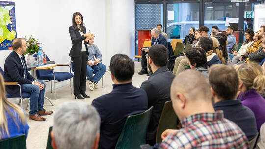 Staatssekretärin Serap Güler und Andreas Renner mit Moderator Alex Engelmann (rechts) im Pädagogischen Zentrum.Foto: Meyer Migration als Chance Serap Güler