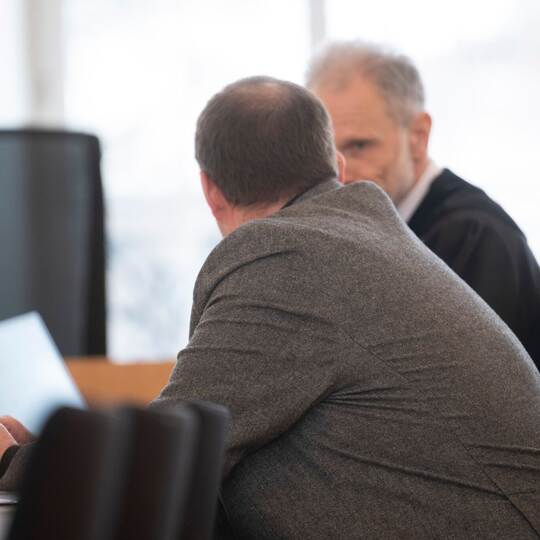 Auftakt im Prozess gegen Autofahrer nach Unfall mit drei Toten