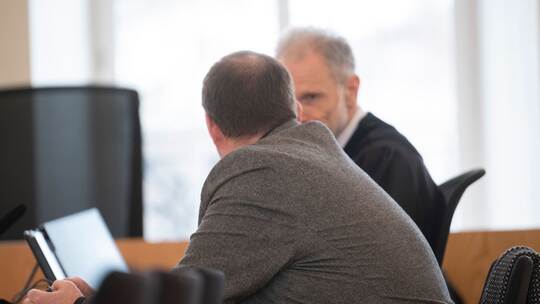 Auftakt im Prozess gegen Autofahrer nach Unfall mit drei Toten