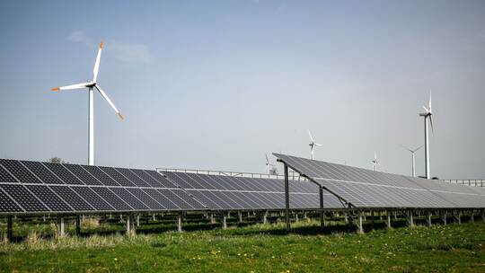 Windräder hinter Solaranlagen