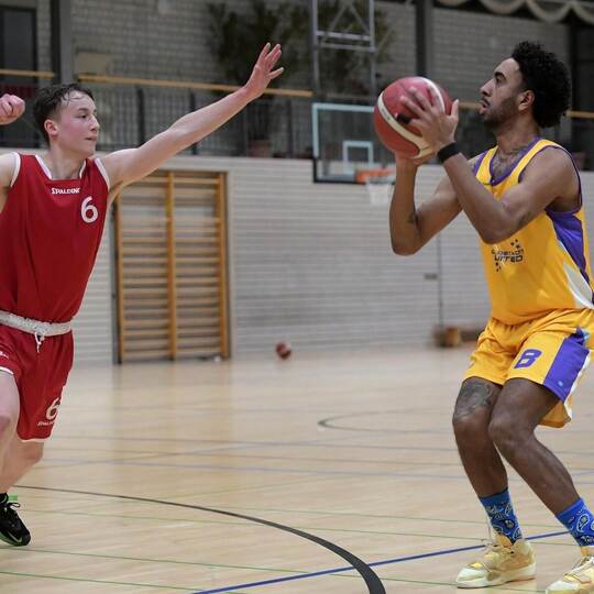 Nathan Taveras Penalo (rechts) von Goldstadt United setzt zum Wurf an. Links Johannes Lutz vom SSC Karlsruhe II. Foto: Michael R