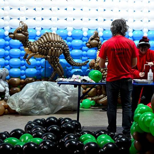 Aufbau der Ausstellung «Luftballonwelten»