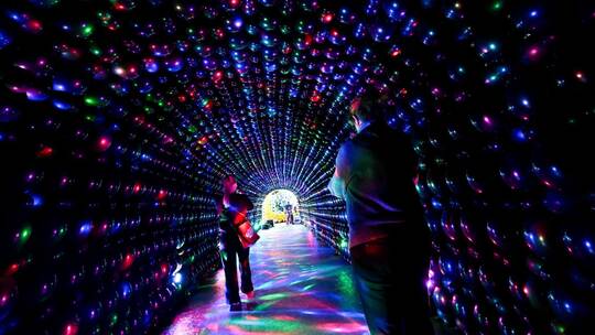 Aufbau der Ausstellung «Luftballonwelten» Aufbau der Ausstellung «Luftballonwelten»