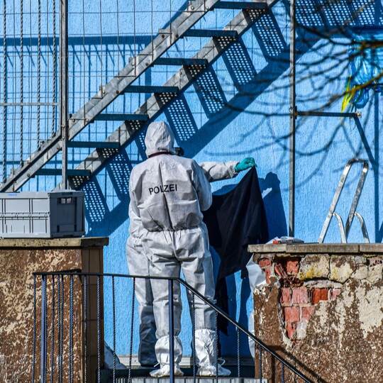 Frau stirbt nach Schüssen