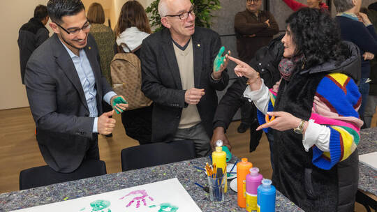 Gut gelaunt: Die Stadträte Baris Özkan, Kai Adam und Sunita Vimal haben ihre Fingerabdrücke und Handzeichen hinterlassen – bunt, Eröffnung Engangment WerkStadt