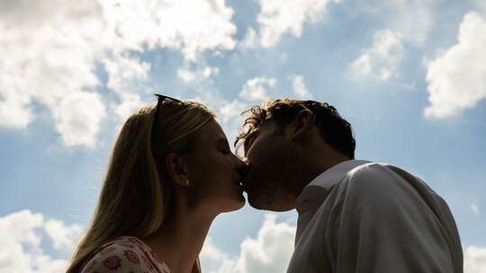 Eine Frau und ein Mann küssen sich