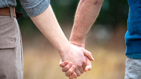 Für den Partner stellt man die eigenen Bedürfnisse auch mal hinten an. Sina Schuldt/dpa Paar